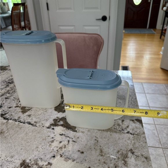 Tupperware Slim Line Refrigerator Pitchers - Picture 6 of 11